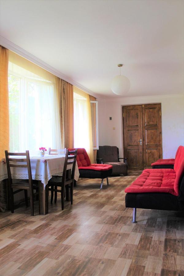 Guest House Racha Ambrolauri Exteriör bild